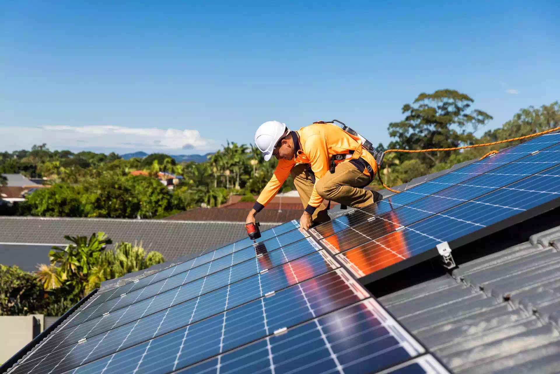 Installatore-professionista-per-il-fotovoltaico-monta-pannelli-solari-sul-tetto-a-Milano-Monza-e-Brianza Installatore professionista per il fotovoltaico monta pannelli solari sul tetto a Milano Monza e Brianza