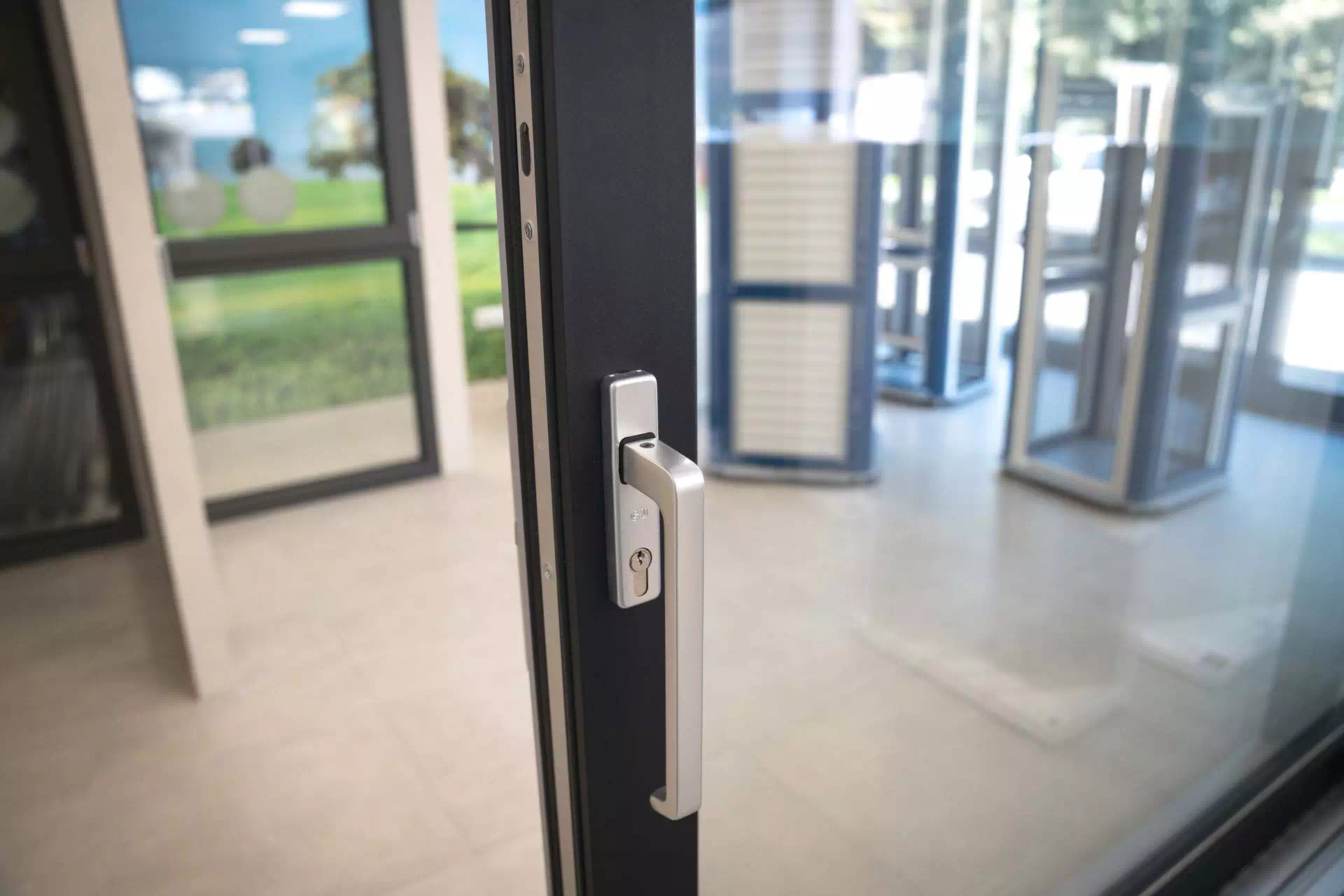 Maniglia-per-porta-a-vetri-per-l’ingresso-di-casa-o-il-balcone-venduta-a-Milano-Monza-Brianza Maniglia per porta a vetri per l’ingresso di casa o il balcone venduta a Milano e Monza Brianza