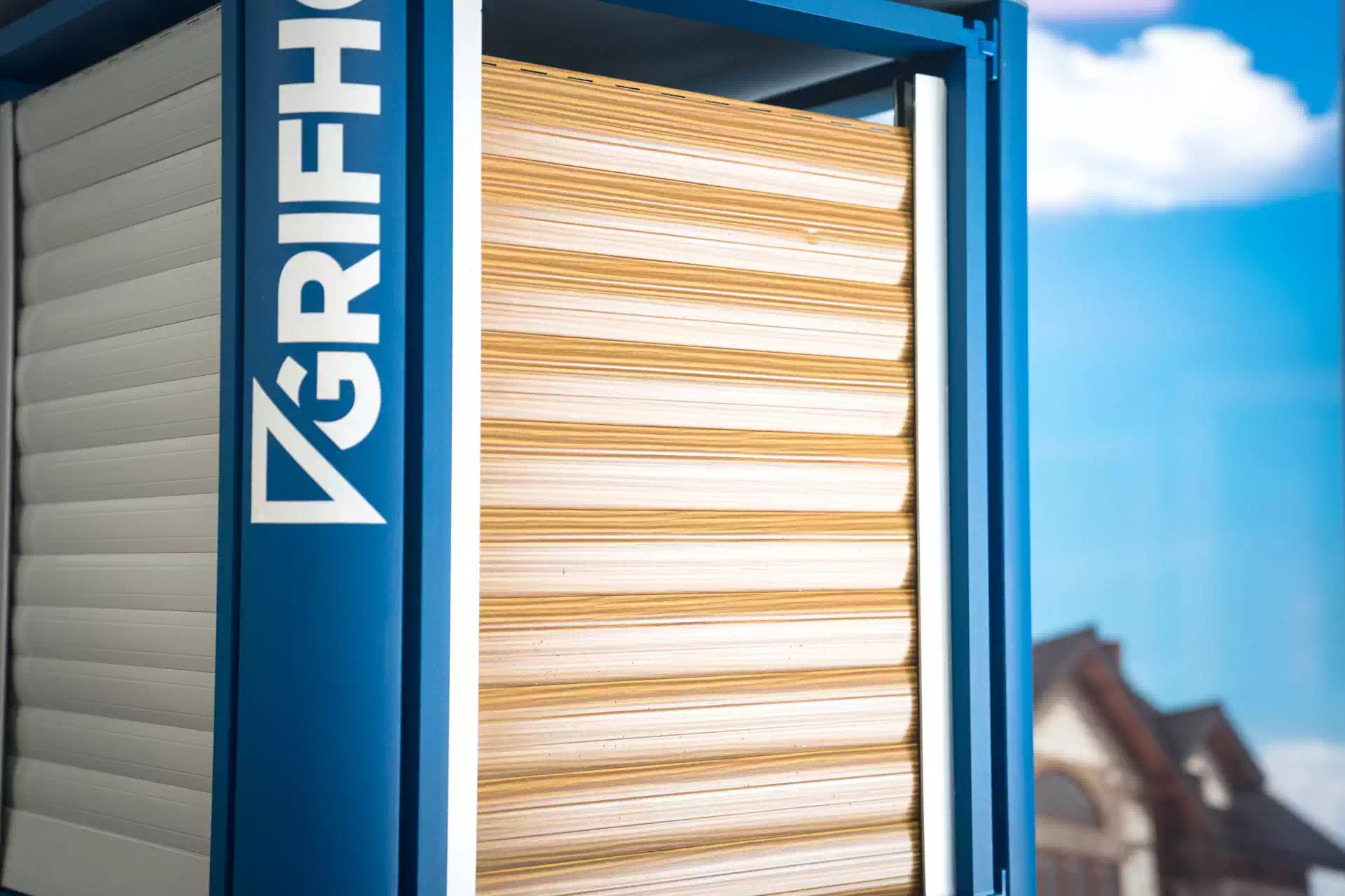 Oscuranti-e-tapparelle-con-effetto-legno-offerte-per-il-balcone-di-casa-a-Milano-e-Monza-Brianza Tapparelle in vendita del negozio di sistemi oscuranti di Tre G per Milano e Monza Brianza