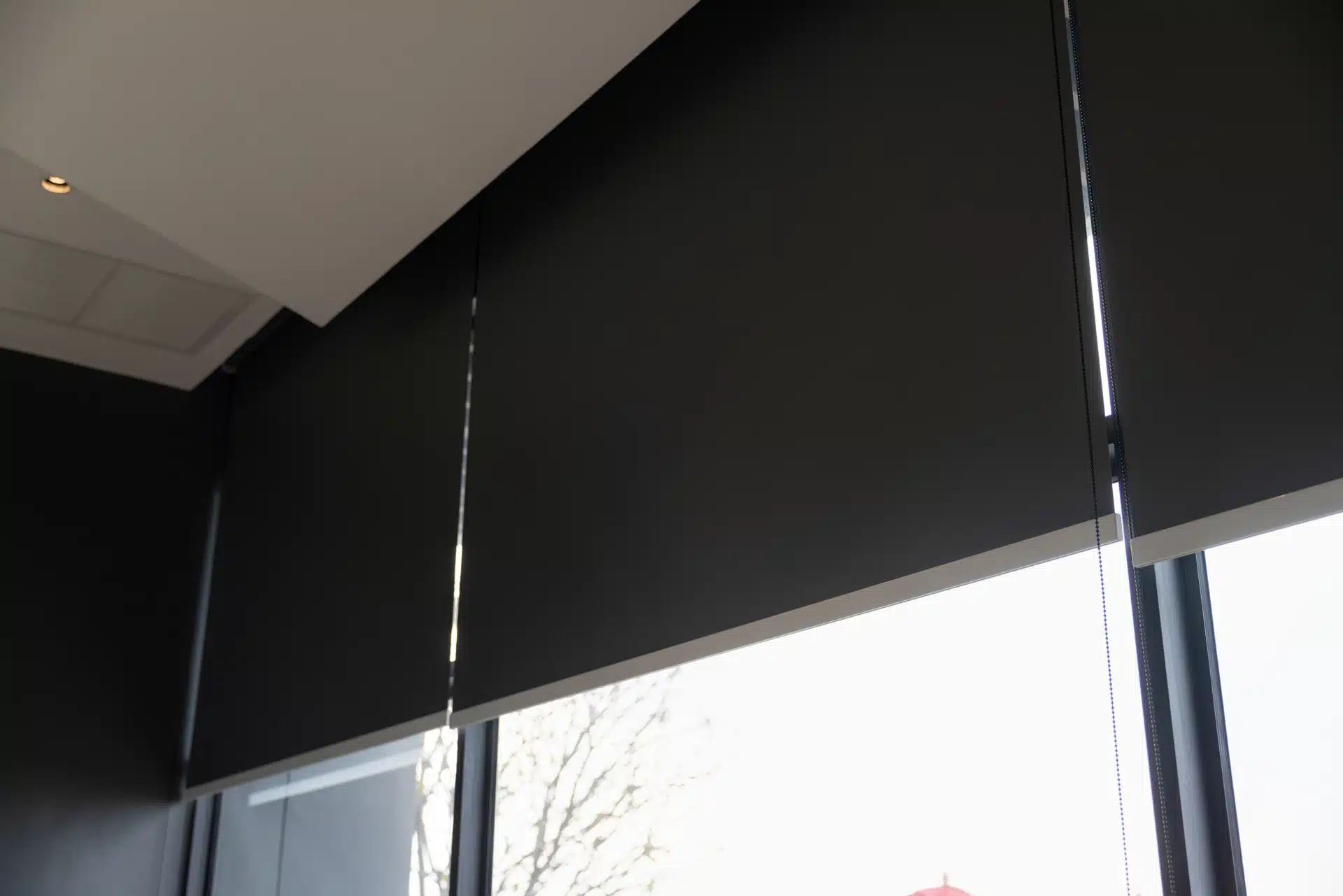 Tende-oscuranti-a-rullo-per-finestre-in-colore-nero-in-vendita-in-negozio-per-Milano-e-Monza-Brianza Tende oscuranti a rullo per finestre in colore nero in vendita in negozio per Milano e Monza Brianza